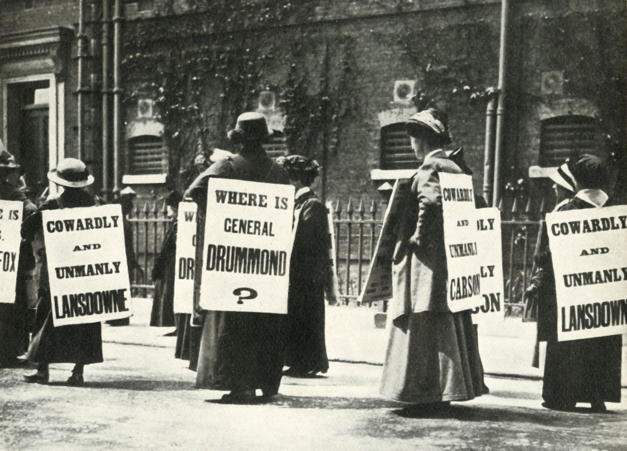 Suffragettes एक जेल, लंदन, 1914, 1947 के बाहर प्रदर्शित करता है। द्वारा अज्ञात