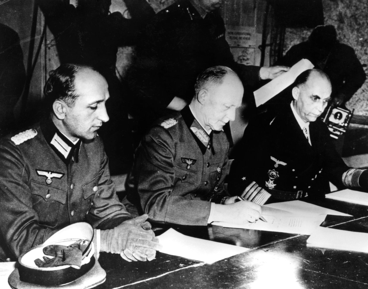 7 मई 1945 को नाज़ी जर्मनी, रिम्स, फ्रांस का आत्मसमर्पण द्वारा अज्ञात