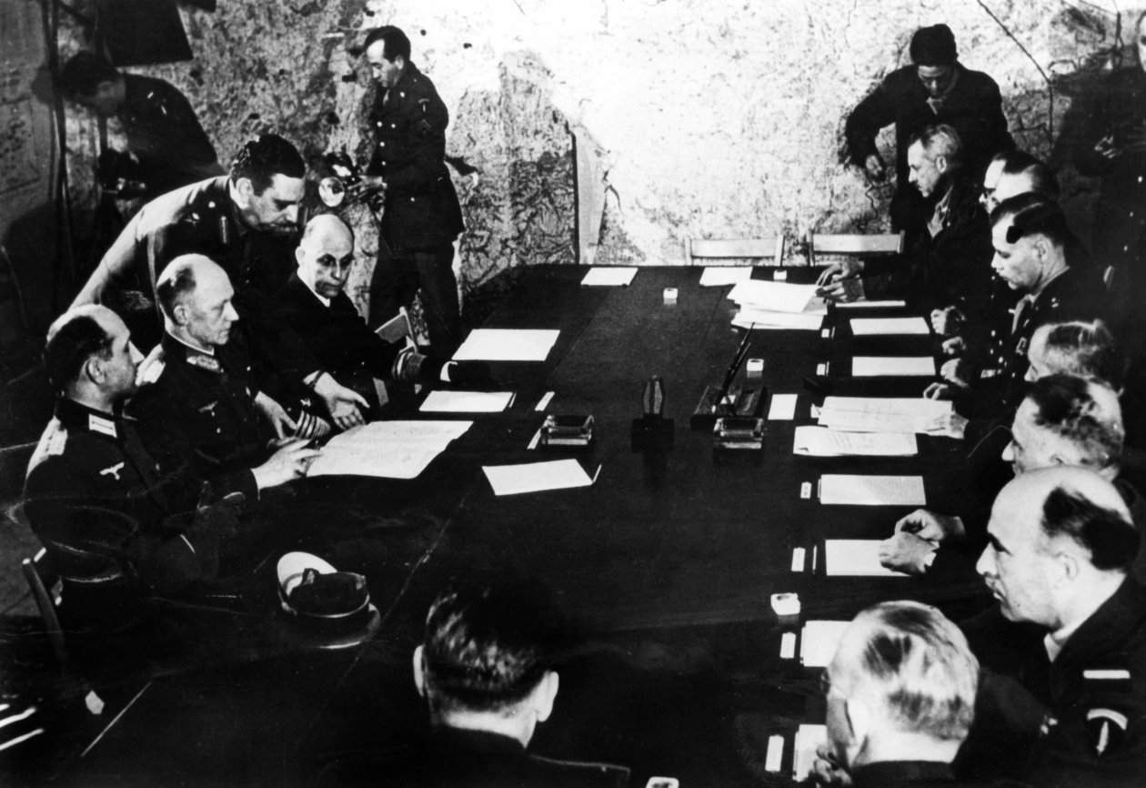 7 मई, 1945 को नाजी जर्मनी, रिम्स, फ्रांस का आत्मसमर्पण द्वारा अज्ञात