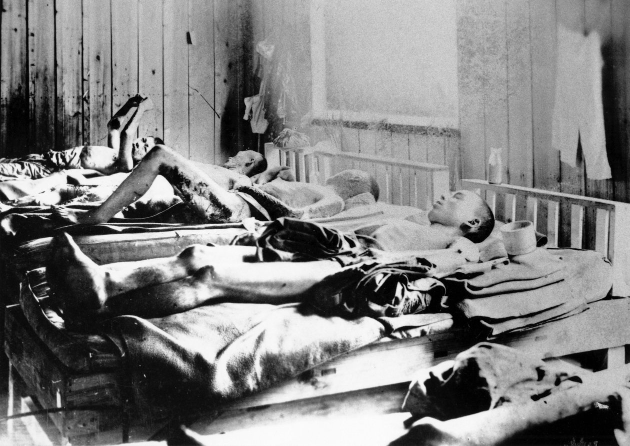 1945 में जापान के हिरोशिमा में एटम बम के विस्फोट से बचे द्वारा अज्ञात