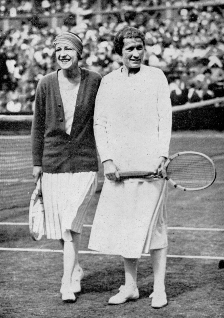 1925 के विंबलडन में अपने आखिरी सिंगल्स मैच से पहले सुज़ैन लेंग्लेन और एलिजाबेथ रयान द्वारा अज्ञात