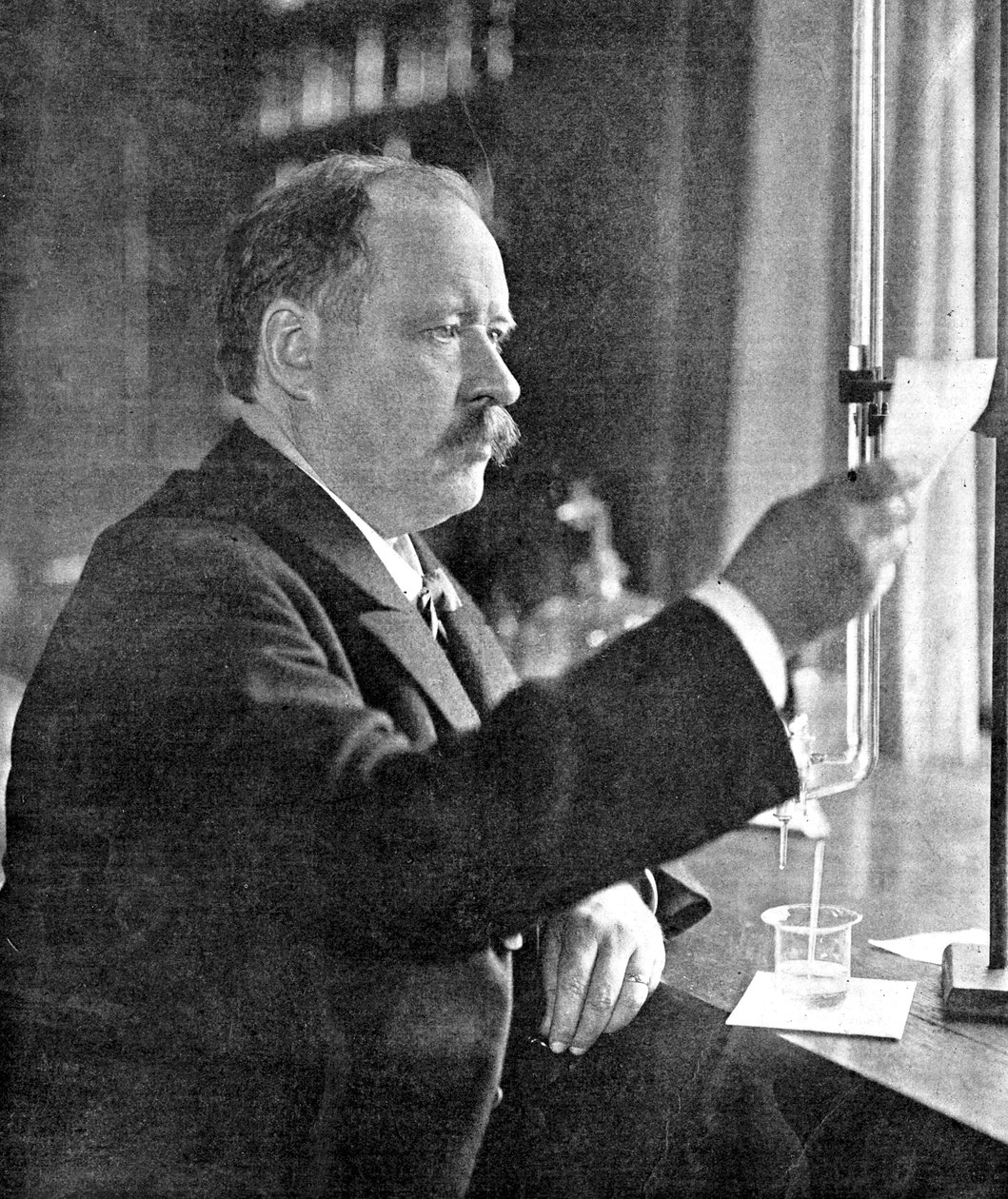 Svante Arrhenius 1859-1927, स्वीडिश भौतिकशास्त्री और रसायनशास्त्री, उनकी प्रयोगशाला में 1909 द्वारा अज्ञात