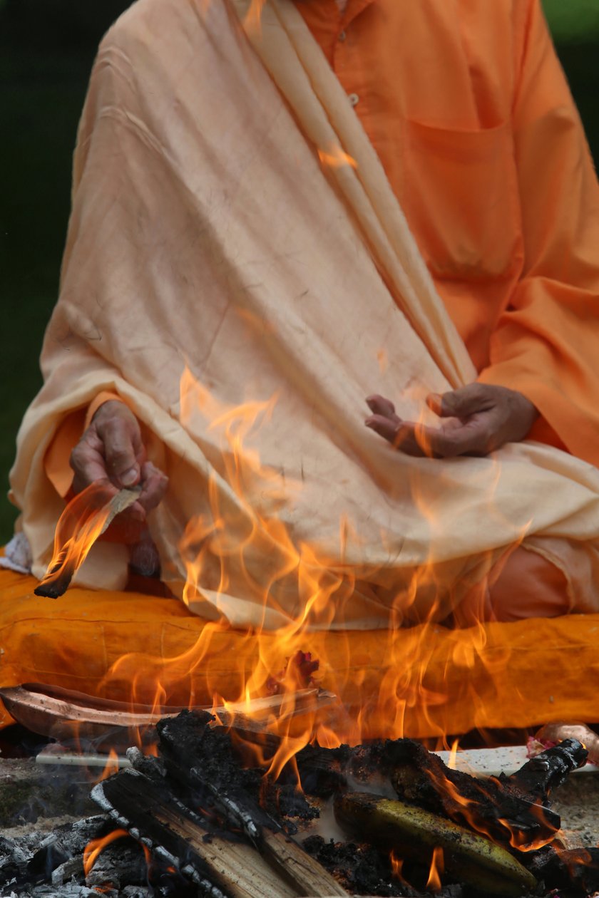 स्वामी वीतामोहन रामकृष्ण वेदांतिक केंद्र के बगीचे में अग्नि अनुष्ठान करते हुए। ग्रेट्ज़। फ्रांस द्वारा अज्ञात