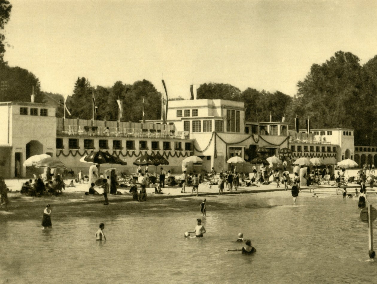 लेक ट्रुन्से, गामुंडेन, ऊपरी ऑस्ट्रिया में तैराकी, c1935। द्वारा अज्ञात