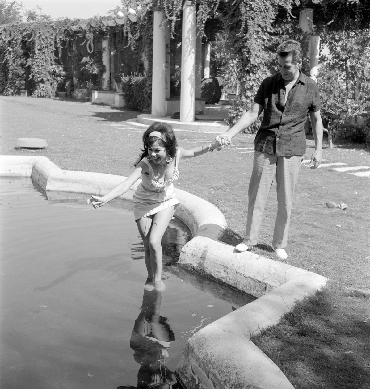 अभिनेत्री लया राकी वेनिस लीडो में अभिनेता रॉन रैंडेल के साथ - 1961 द्वारा अज्ञात
