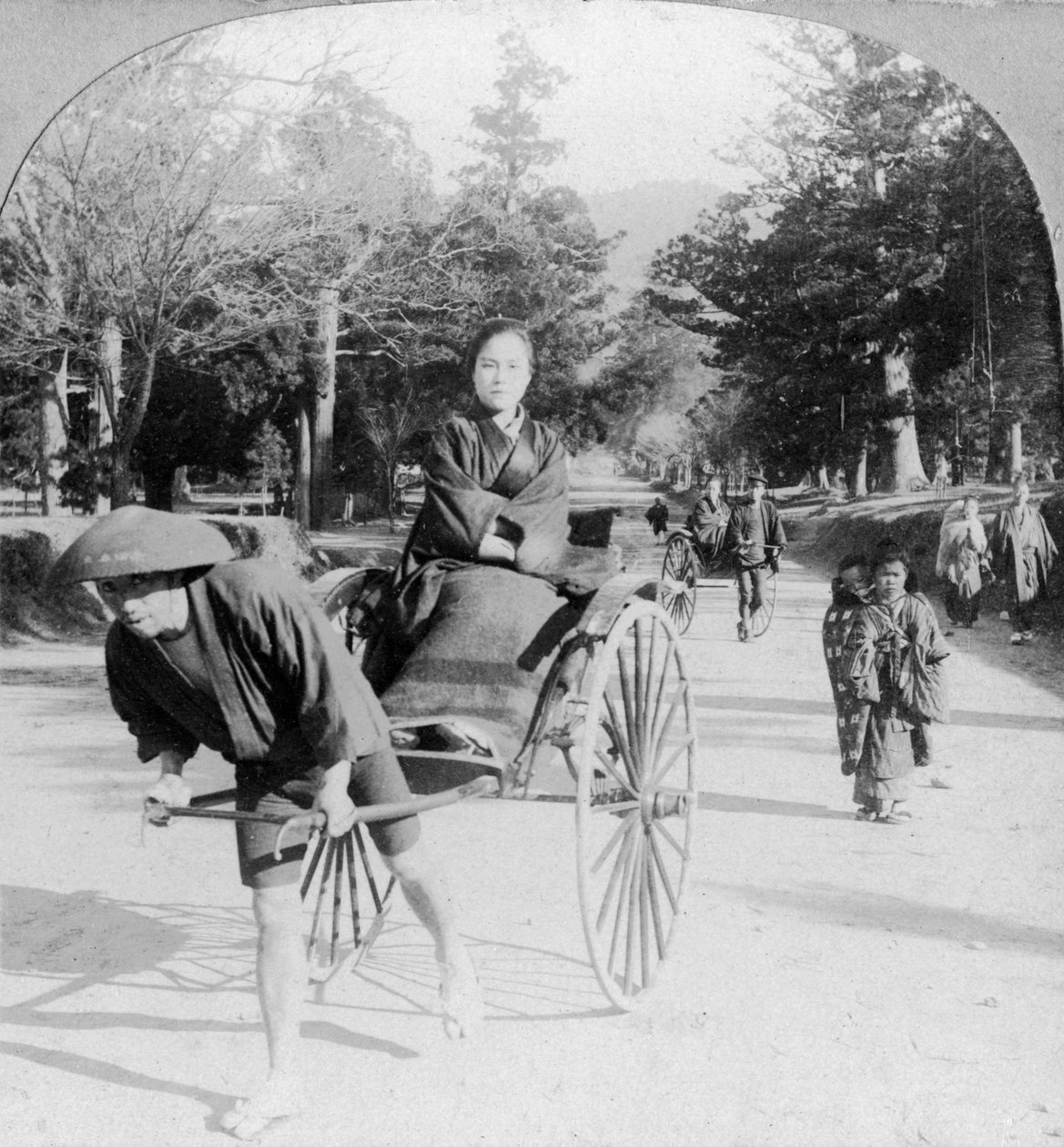 1901 में नारा, जापान में पार्क के माध्यम से एक स्पिन लेना द्वारा अज्ञात