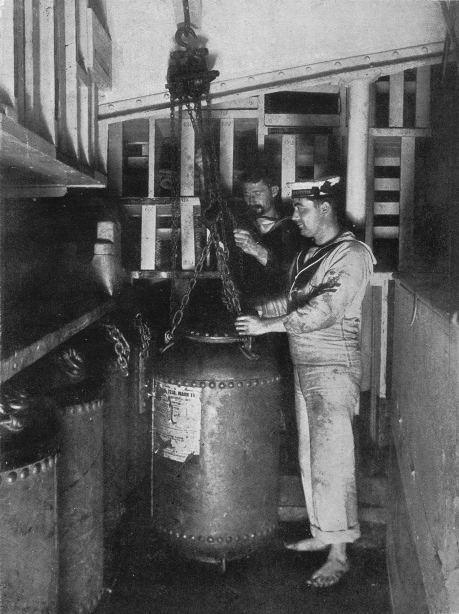 1914 में दुकानों के बाहर एक पनडुब्बी खदान ले जाना द्वारा अज्ञात
