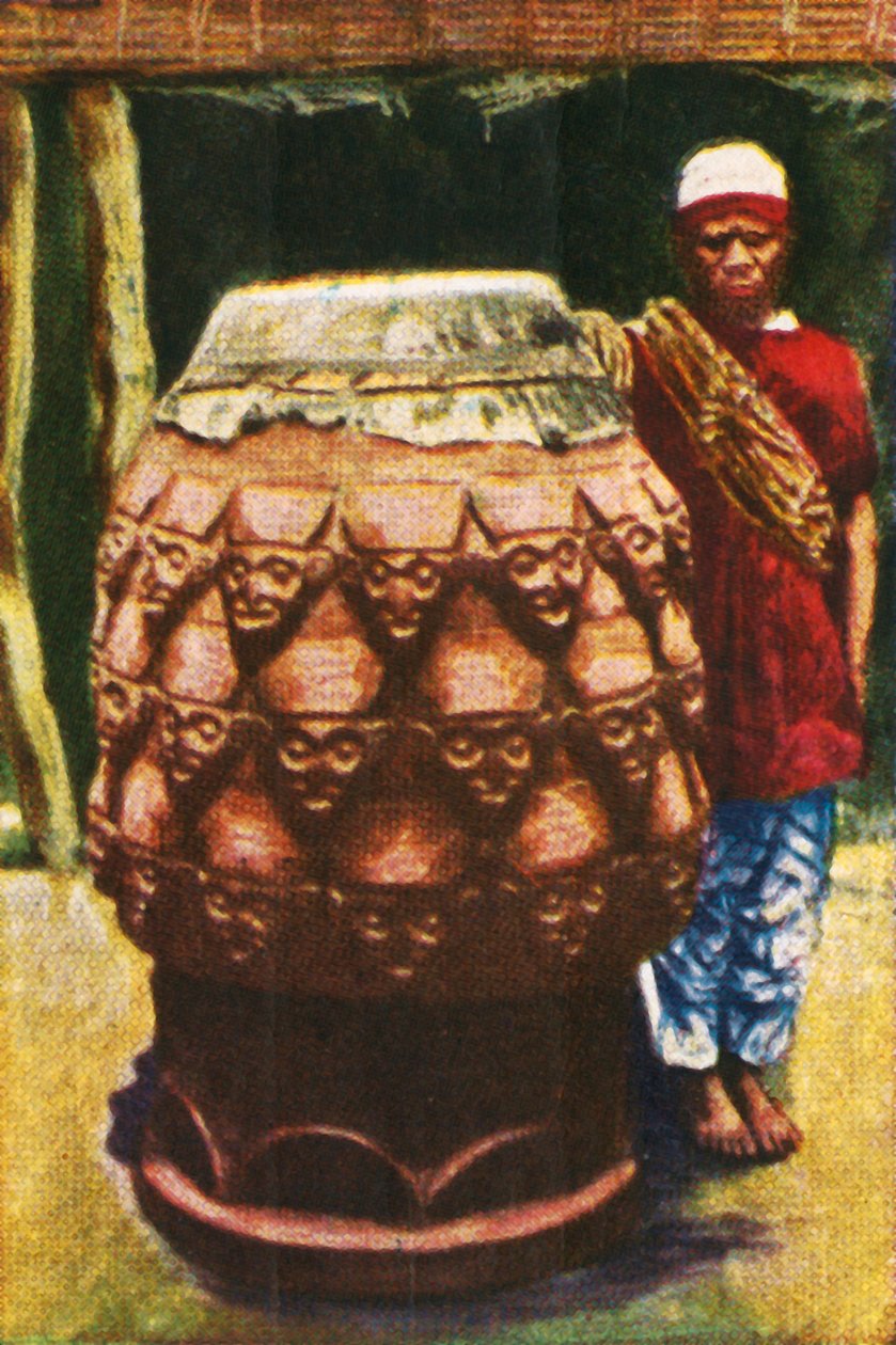 बात कर रहे ड्रम, कैमरून, c1928। द्वारा अज्ञात