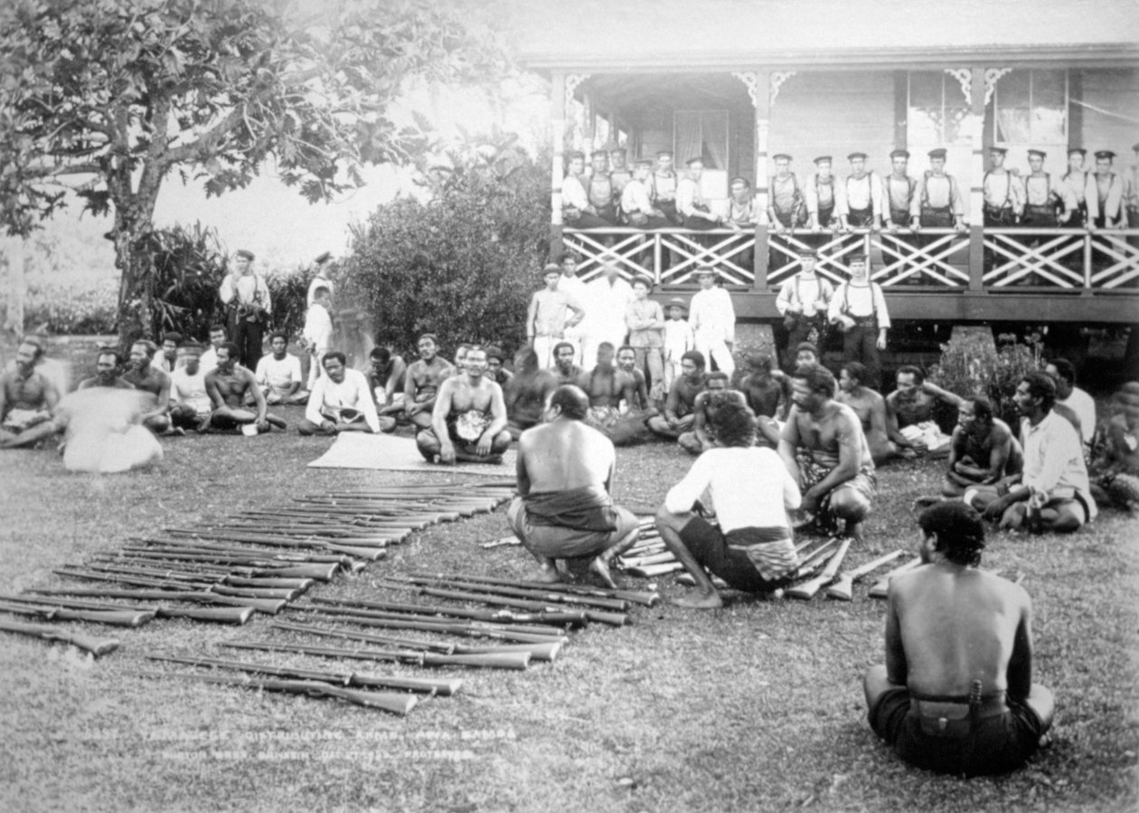 तामसी हथियारों का वितरण, आपिया, समोआ, 1899 द्वारा अज्ञात