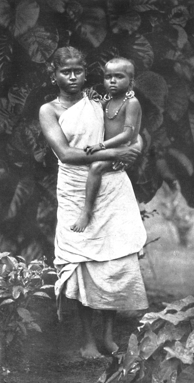 तामुलेन महिला अपने बच्चे को सामान्य तरीके से कूल्हों, 1926 में ले जा रही थी द्वारा अज्ञात