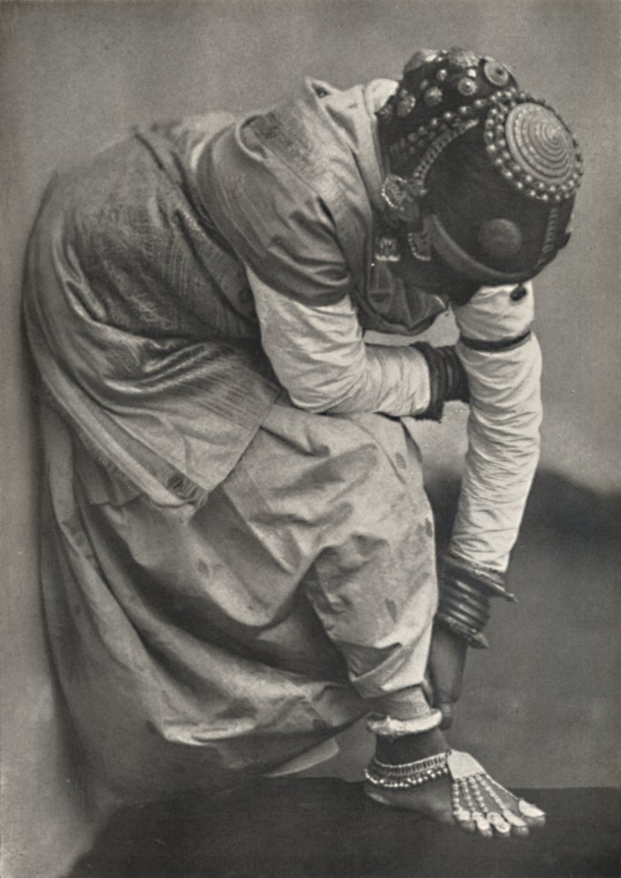 पैर और हेडड्रेस के साथ तामुलिन, 1926 द्वारा अज्ञात