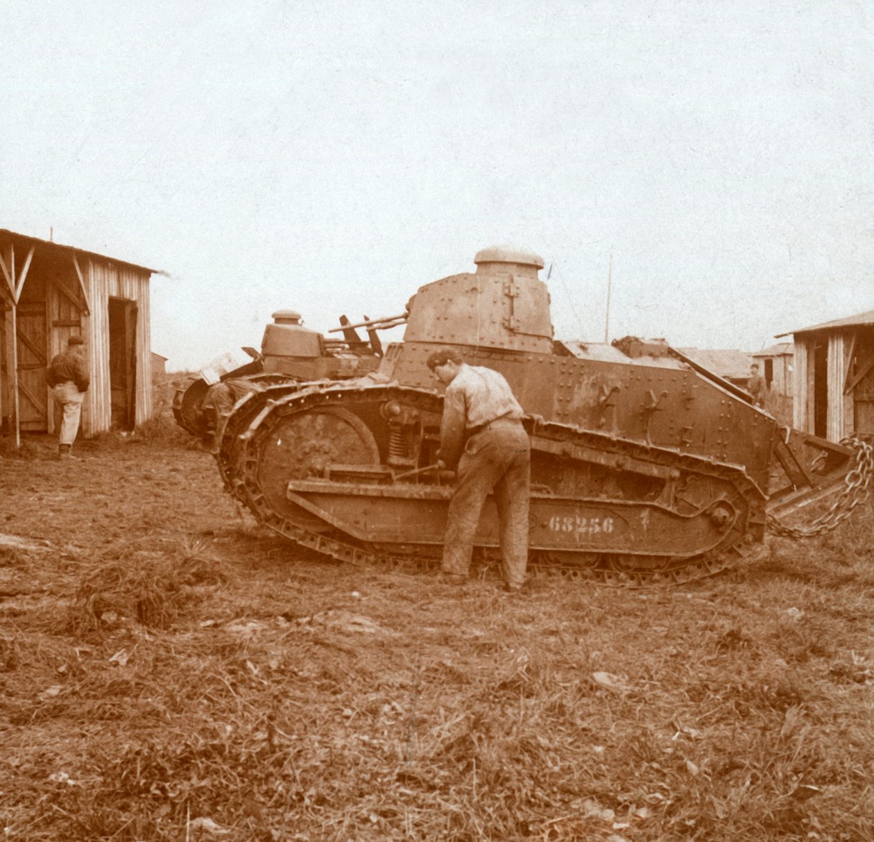 टैंक रखरखाव, c1914-c1918 द्वारा अज्ञात