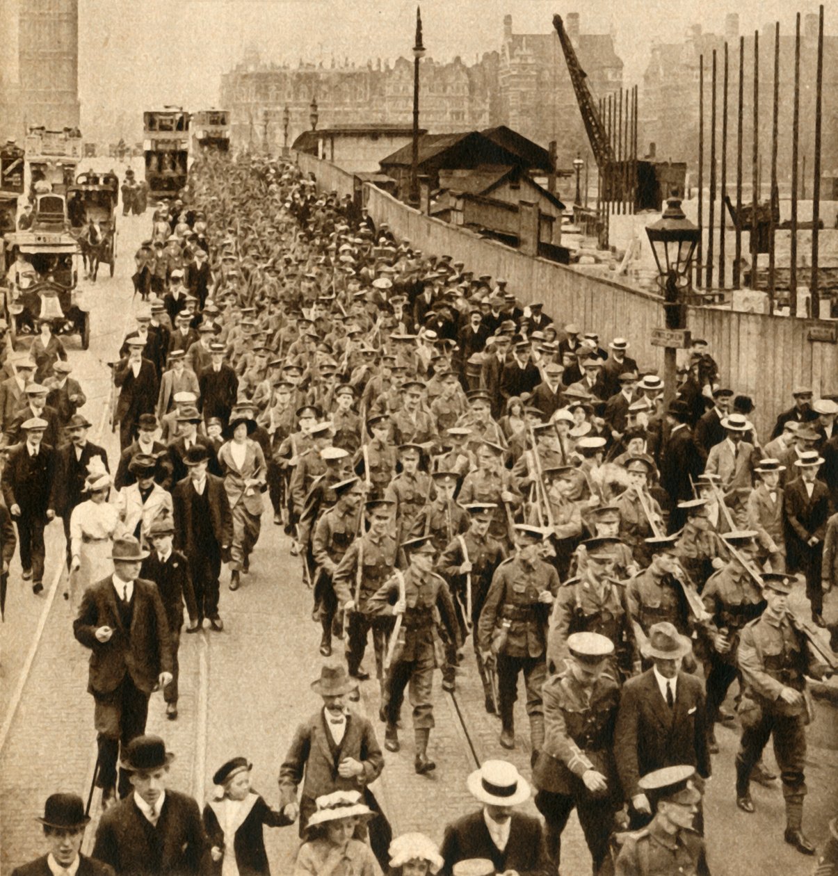 समर कैंप के टेरिटोरियल - वेस्टमिंस्टर ब्रिज, 1914-1918, 1933 में आसान मार्च निकाल रहे टेरियर्स। द्वारा अज्ञात