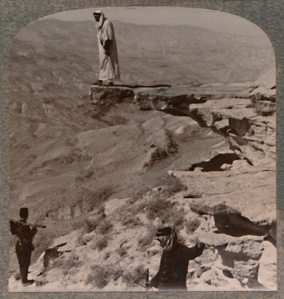 द अरनो। रॉक पर खड़े ड्रैमन, c1900 द्वारा अज्ञात