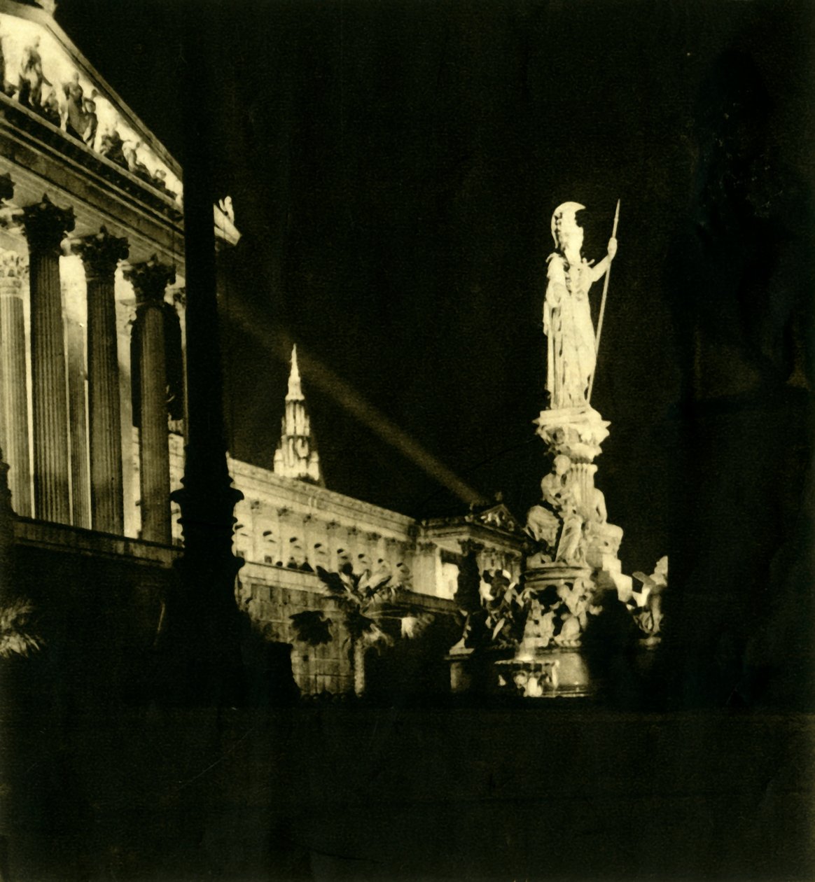 रात में ऑस्ट्रियाई संसद भवन, वियना, ऑस्ट्रिया, c1935। द्वारा अज्ञात