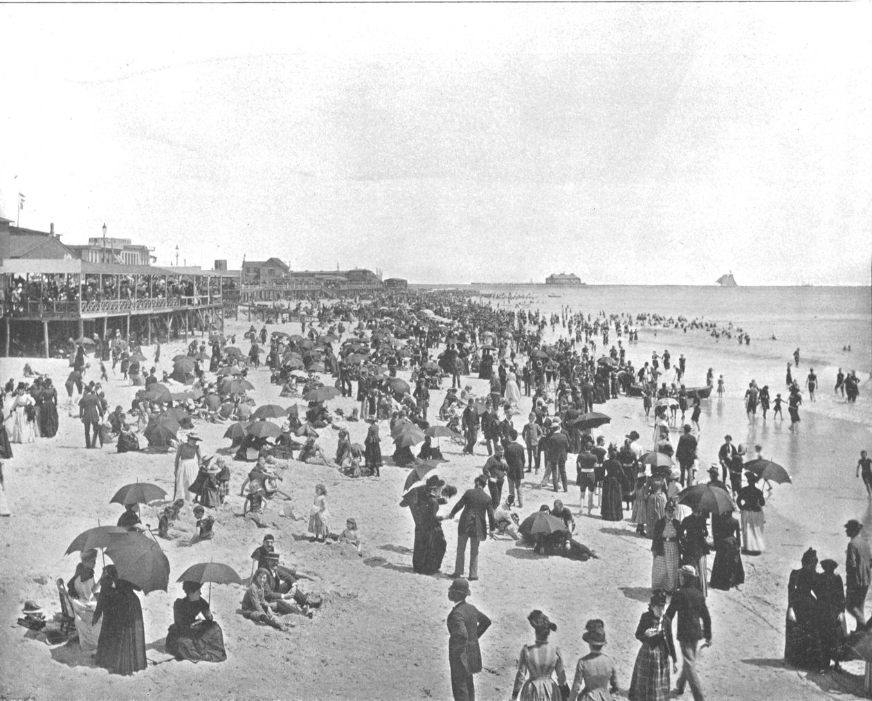 अटलांटिक सिटी, न्यू जर्सी, संयुक्त राज्य अमेरिका में समुद्र तट, c1900। द्वारा अज्ञात