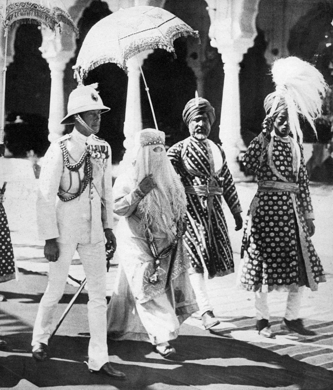 भोपाल की बेगम 1921 में भारत के प्रिंस ऑफ वेल्स को दरबार हॉल में ले जाती हैं द्वारा अज्ञात