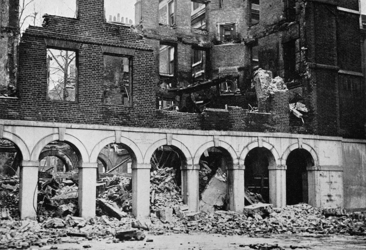 1941 में आग से बर्बाद होने के बाद मंदिर में रहने वाले क्लोई द्वारा अज्ञात
