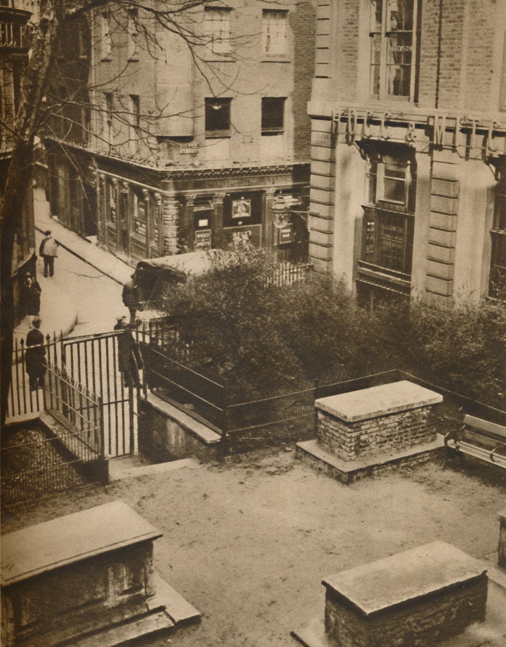 सेंट ओलेव्स, चर्च स्ट्रीट के चर्चयार्ड से कूपर्स आर्म्स, c1935। द्वारा अज्ञात