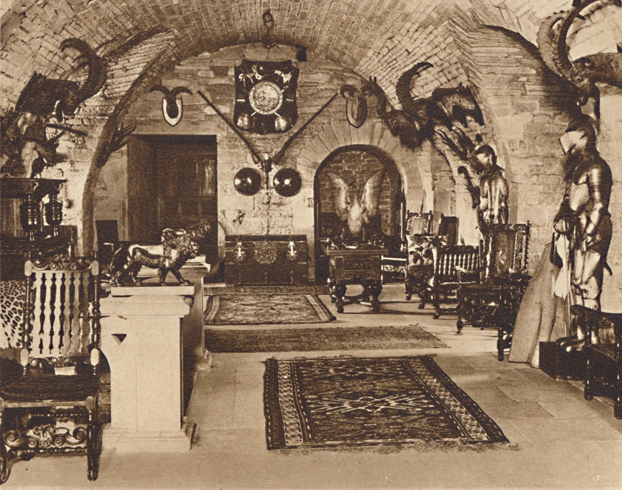 द क्रिप्ट, ग्लैमिस कैसल, c1933 1937 द्वारा अज्ञात