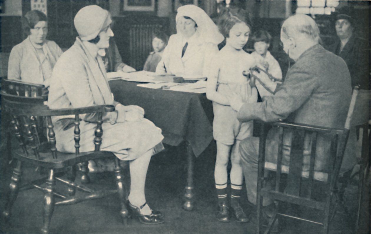 चिल्ड हार्ट बीट सुनकर डॉक्टर, c1935 द्वारा अज्ञात