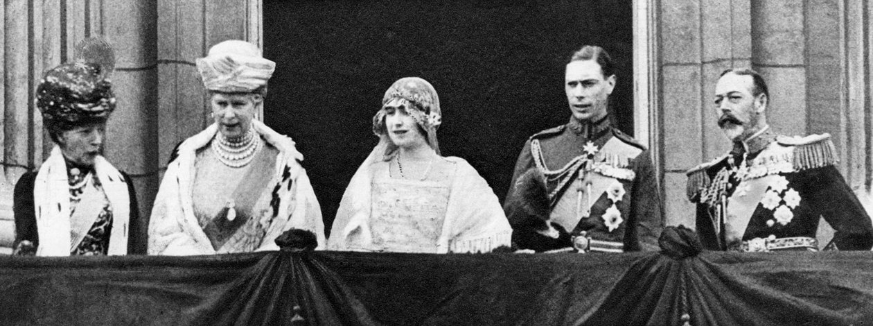 ड्यूक और डचेस ऑफ यॉर्क अपनी शादी के बाद बकिंघम पैलेस में, अप्रैल 1923 द्वारा अज्ञात