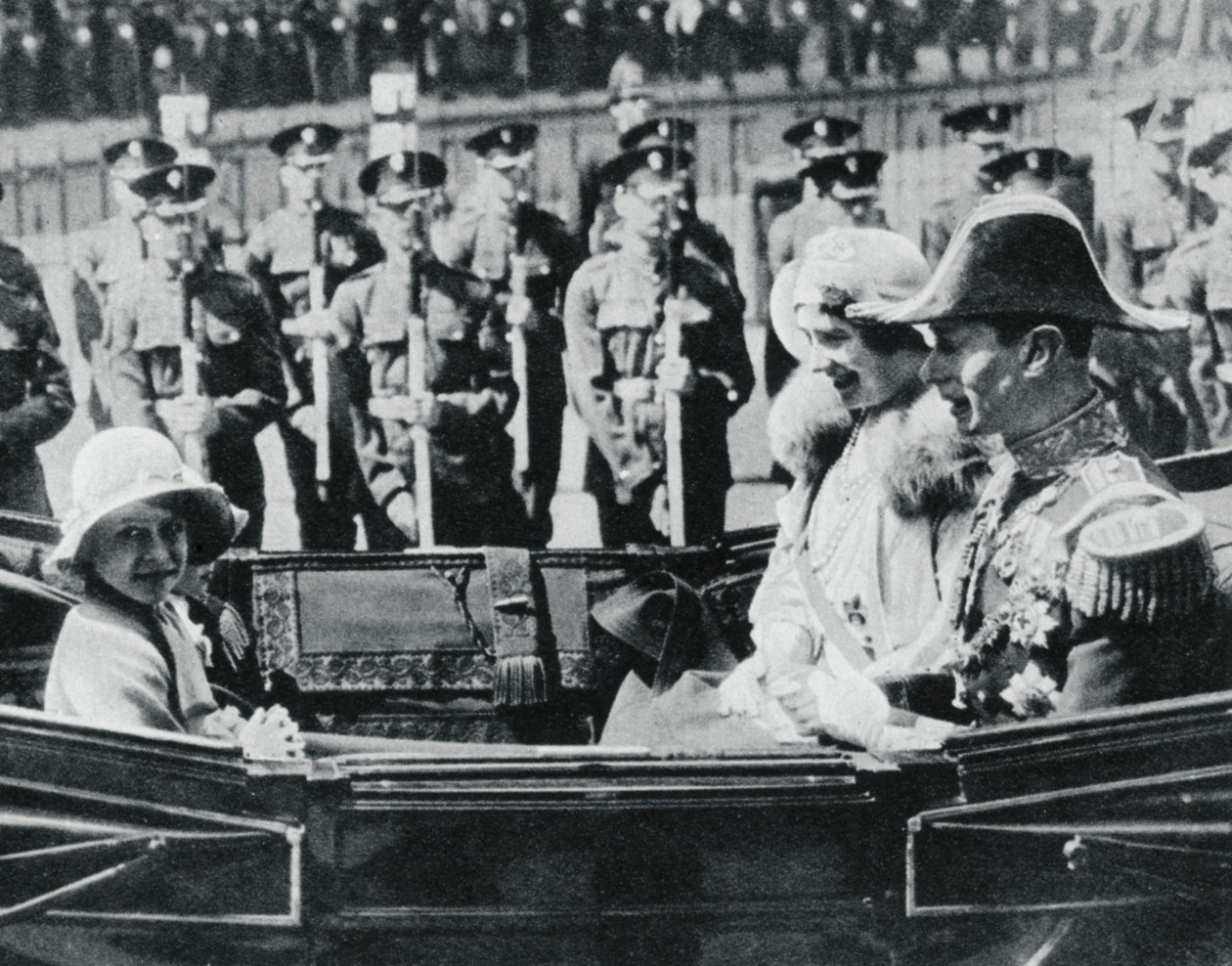 द ड्यूक एंड डचेस ऑफ यॉर्क अपनी बेटियों के साथ 1935, 1937 में सेंट पॉल कैथेड्रल जा रहे थे द्वारा अज्ञात