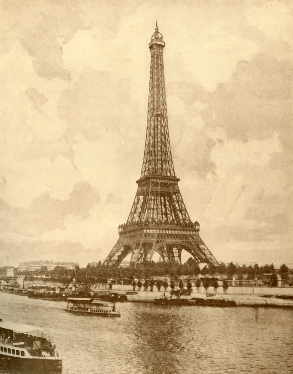 एफिल टॉवर, c1930। द्वारा अज्ञात