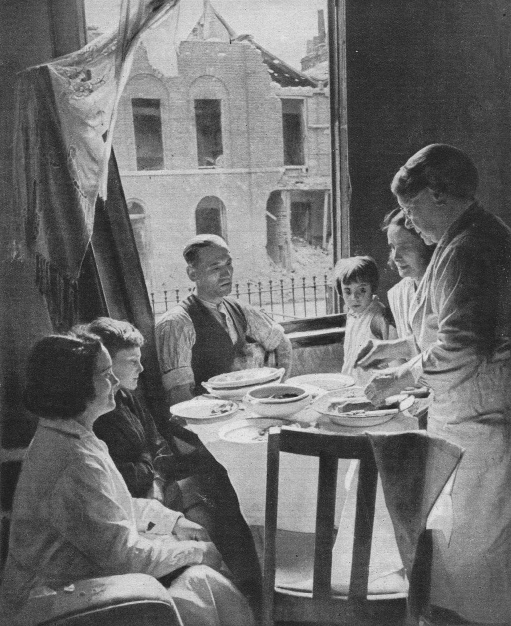 द फैमिली मस्ट ईट, c1940 1942 द्वारा अज्ञात