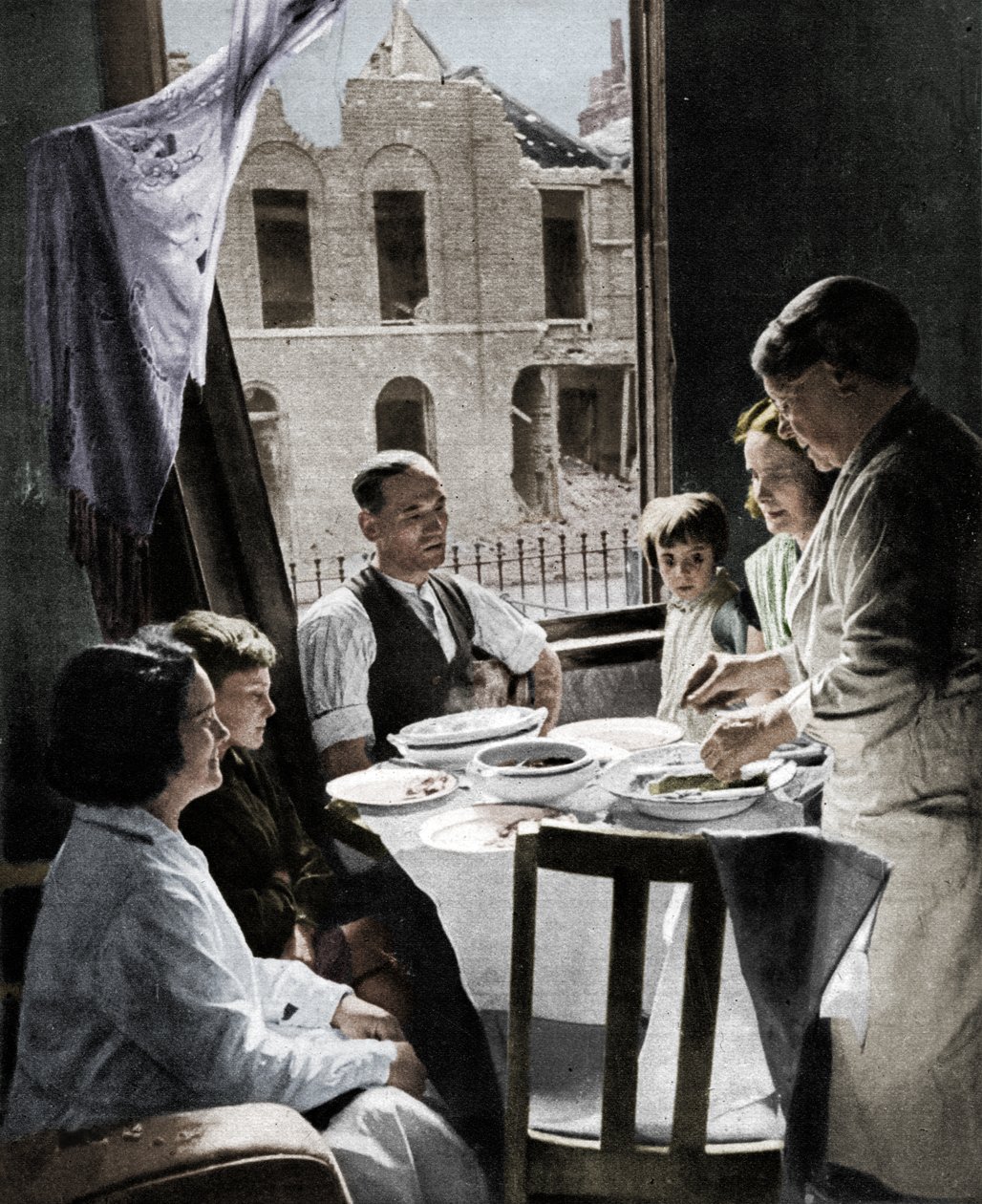 द फैमिली मस्ट ईट, c1940 1942 द्वारा अज्ञात