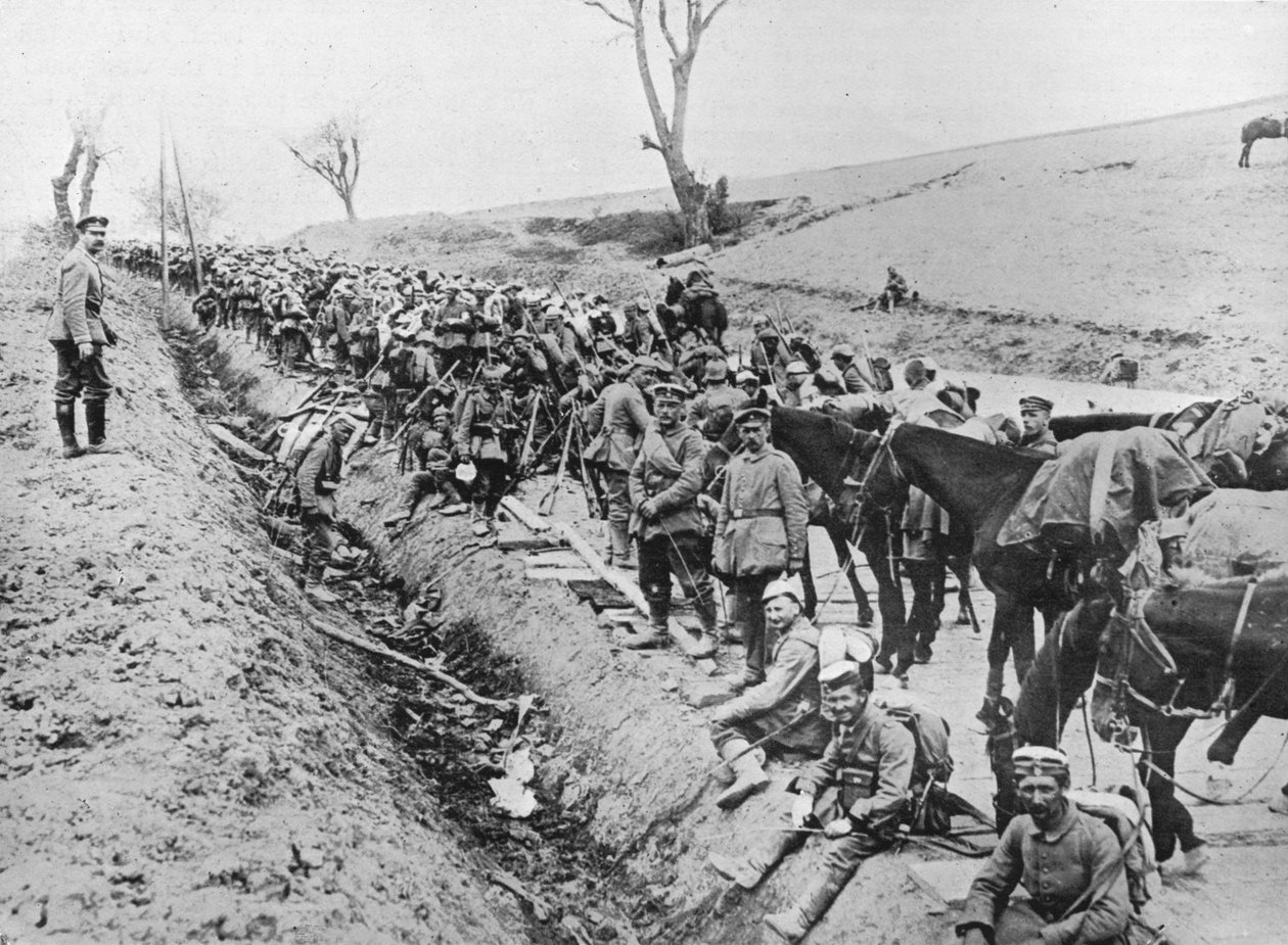 गैलिशिया के माध्यम से जर्मन अग्रिम: सड़क के किनारे सैनिकों का एक द्वंद्व, 1915 द्वारा अज्ञात