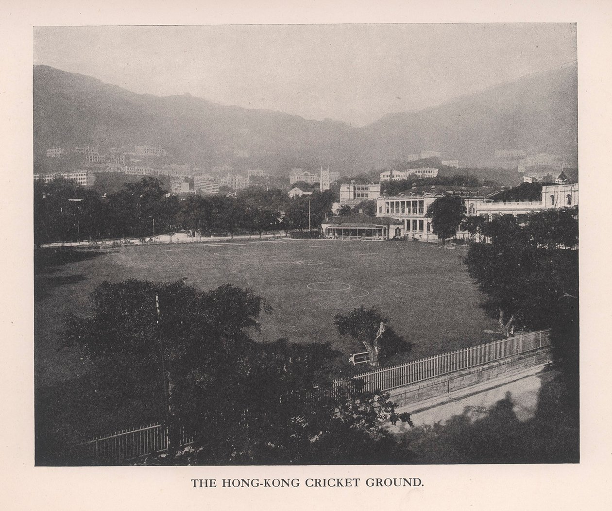 हांगकांग क्रिकेट ग्राउंड, 1912। द्वारा अज्ञात
