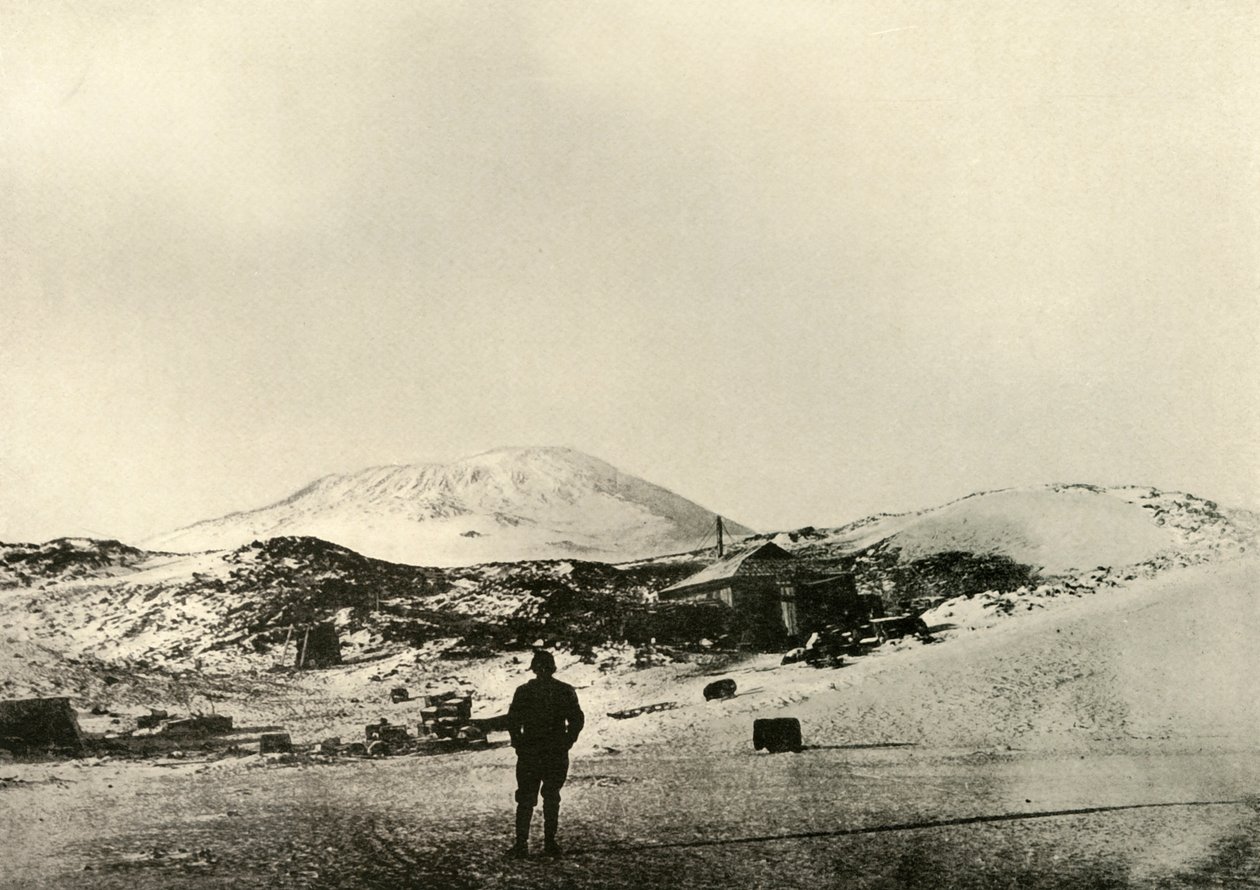 द हट, इन द माउंट एरेबस विद बैकग्राउंड, इन द ऑटम, 1908, 1909। द्वारा अज्ञात
