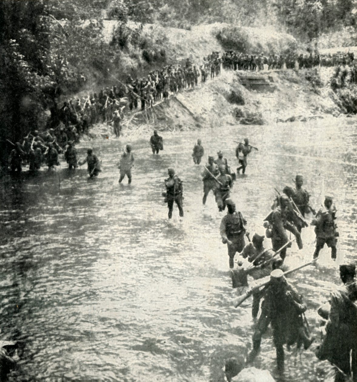 द किंग्स अफ्रीकन राइफल्स क्रॉसिंग द रुवु नदी, जर्मन ईस्ट अफ्रीका, 1919। द्वारा अज्ञात