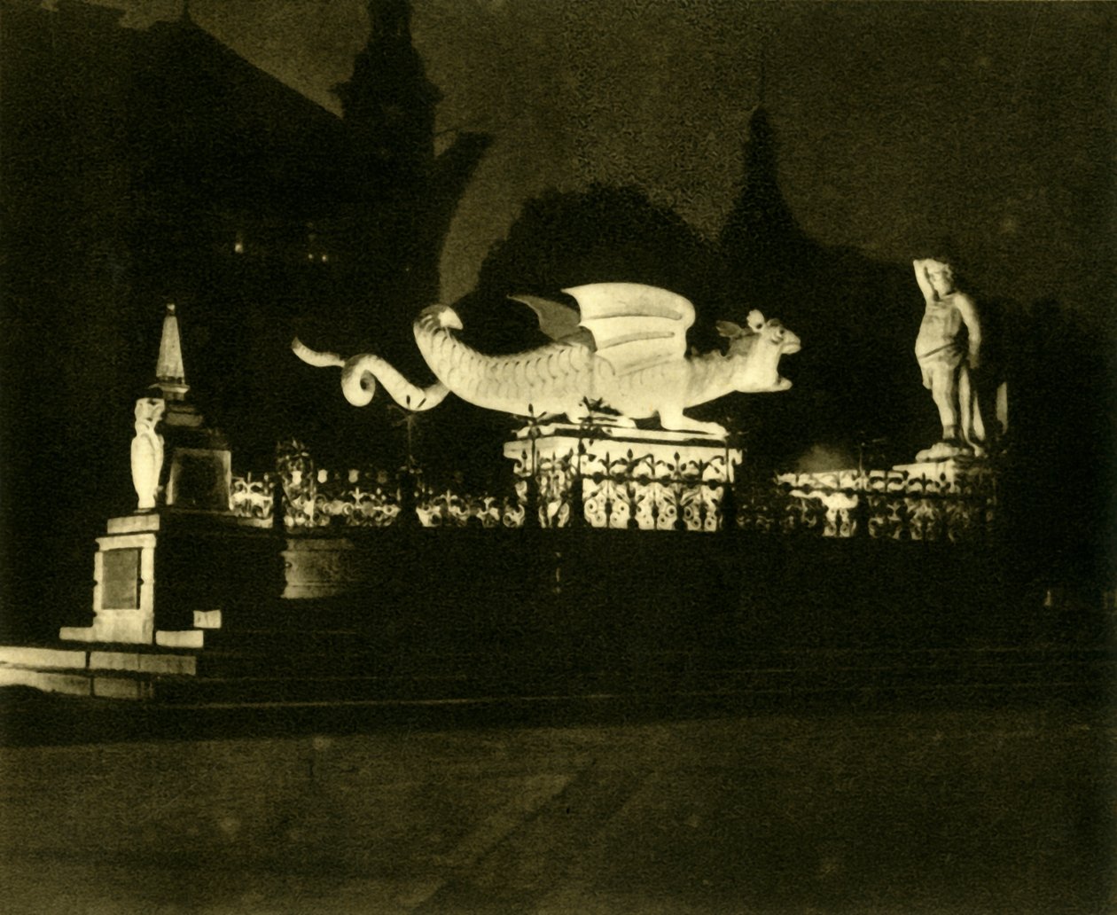 लिंडवुर्म फाउंटेन, क्लैगनफर्ट, ऑस्ट्रिया, c1935। द्वारा अज्ञात
