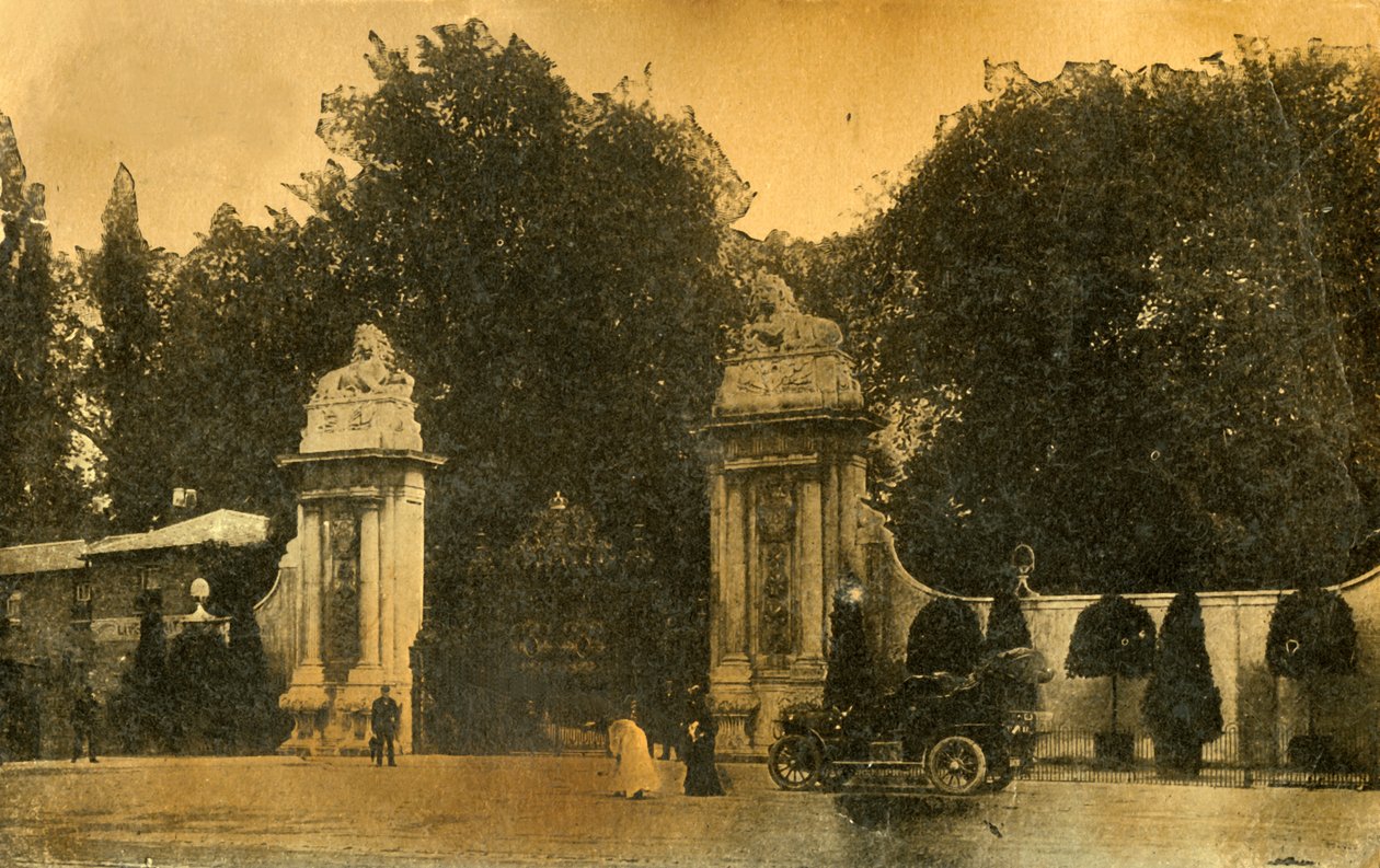 द लायन गेट्स, हैम्पटन कोर्ट, लंदन, 1910। द्वारा अज्ञात