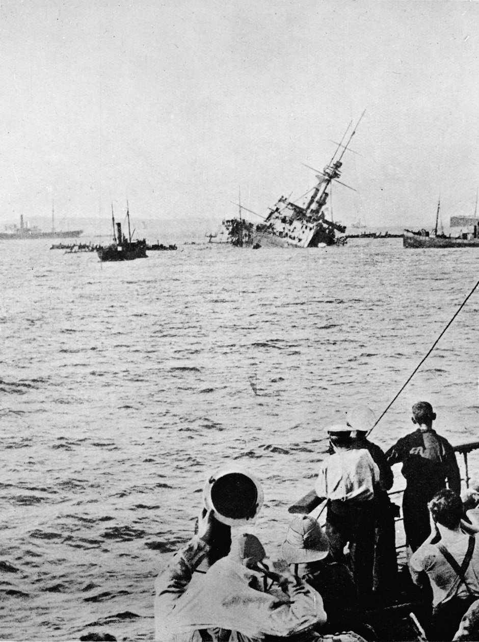 एक दुश्मन पनडुब्बी, 1915 द्वारा टारपीडो होने के बाद राजसी डूब द्वारा अज्ञात