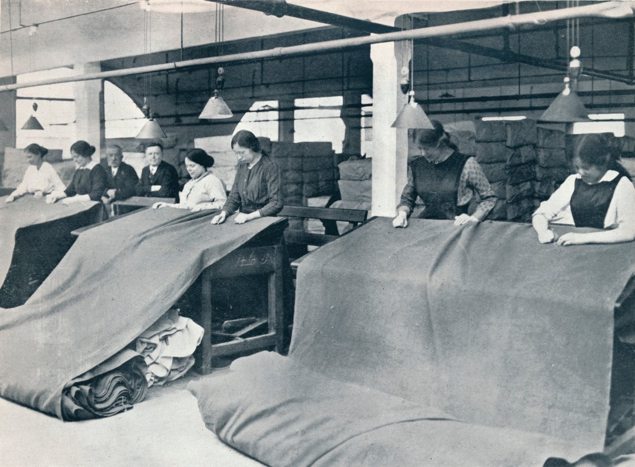 द मेकिंग ऑफ खाकी: तैयार कपड़े की जांच, c1914। द्वारा अज्ञात