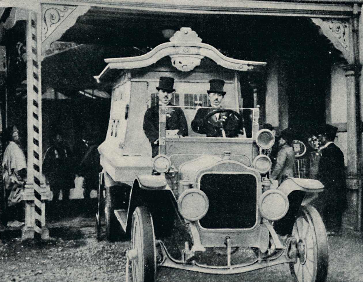 ओरिएंटल ड्रेस में मोटर-हार्ट, c1935 द्वारा अज्ञात