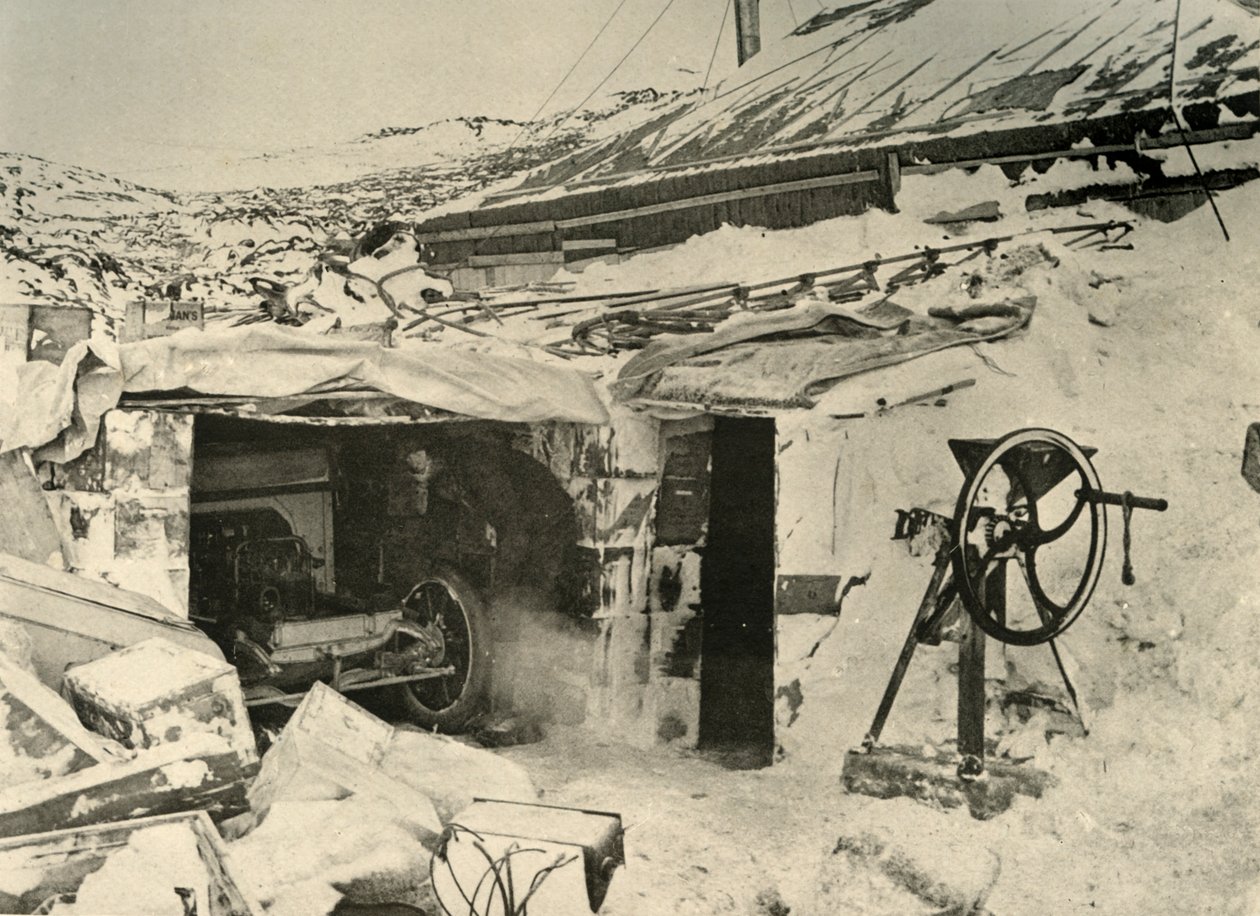 गैरेज में मोटर कार, और दाईं ओर मक्का-कोल्हू, c1908, 1909। द्वारा अज्ञात