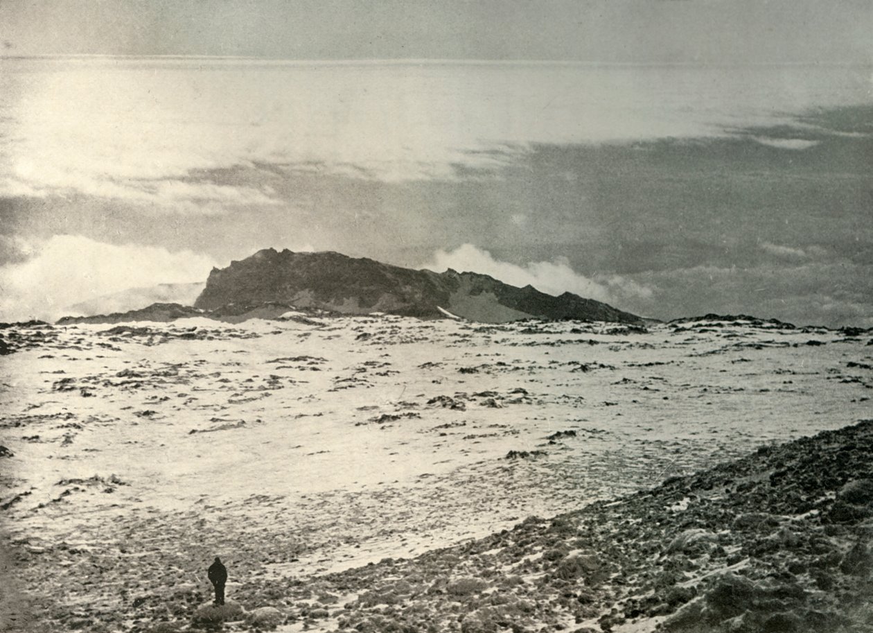 एरेबस का पुराना क्रेटर, पृष्ठभूमि में एक पुराना क्रेटर के साथ, c1908, 1909 द्वारा अज्ञात