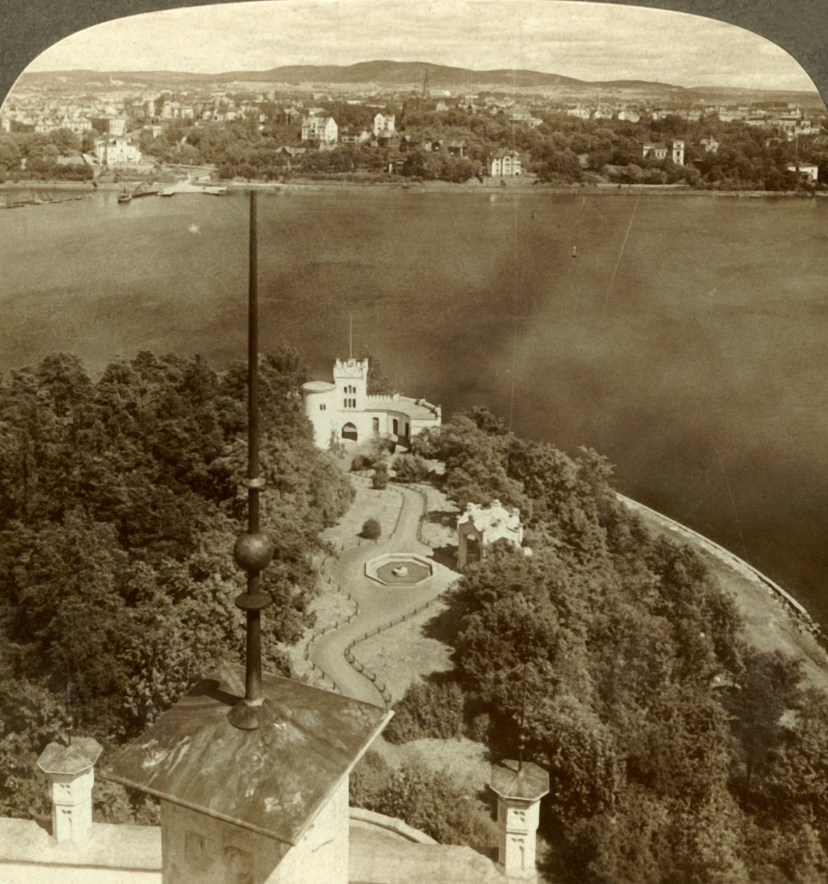 ऑस्करल रॉयल गार्डन और क्रिश्चियनिया, चेटो, नॉर्वे से, c1905। द्वारा अज्ञात