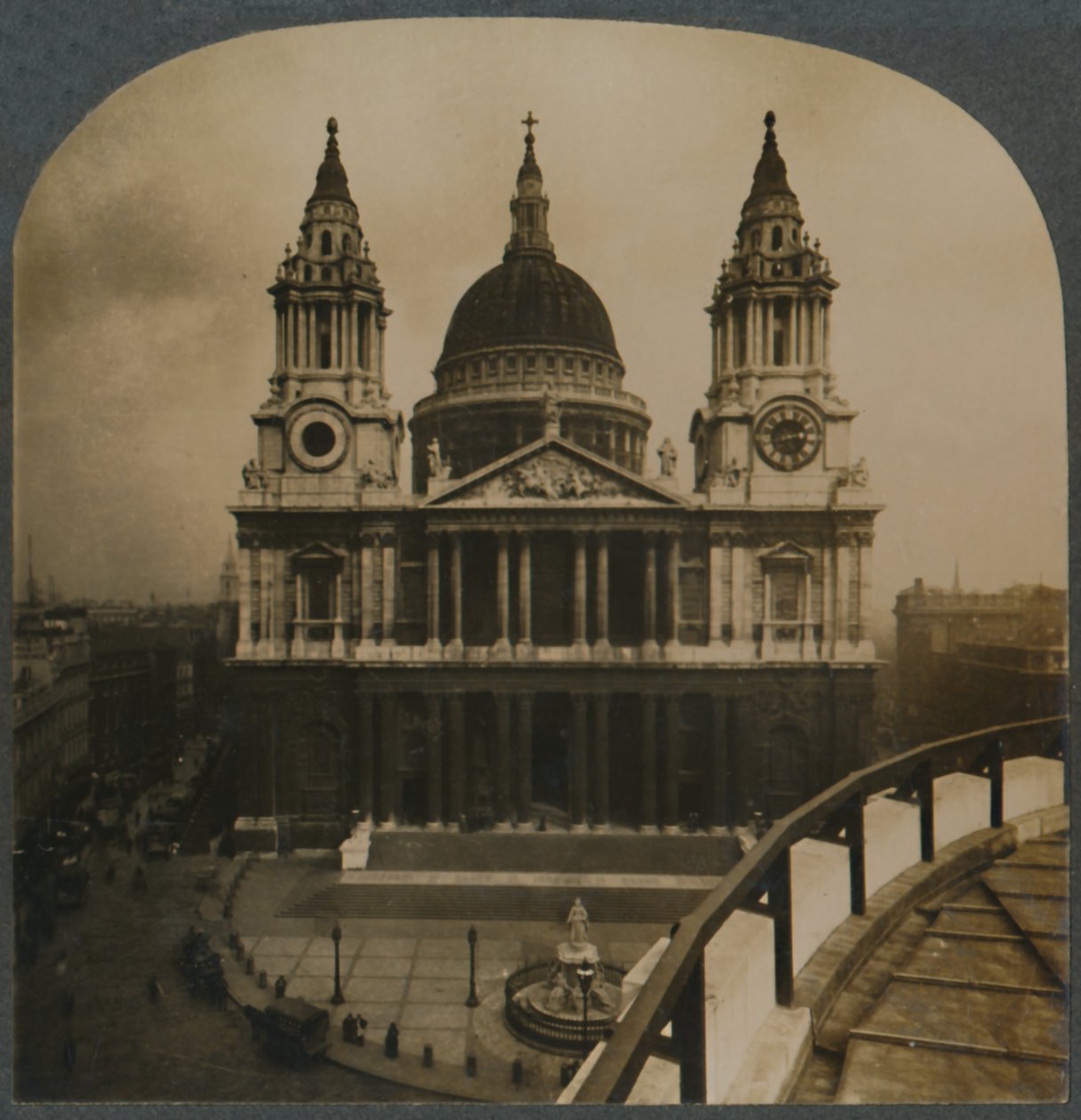 द प्राइड ऑफ लंदन, सेंट पॉल कैथेड्रल, लंदन, इंग्लैंड, c1910। द्वारा अज्ञात