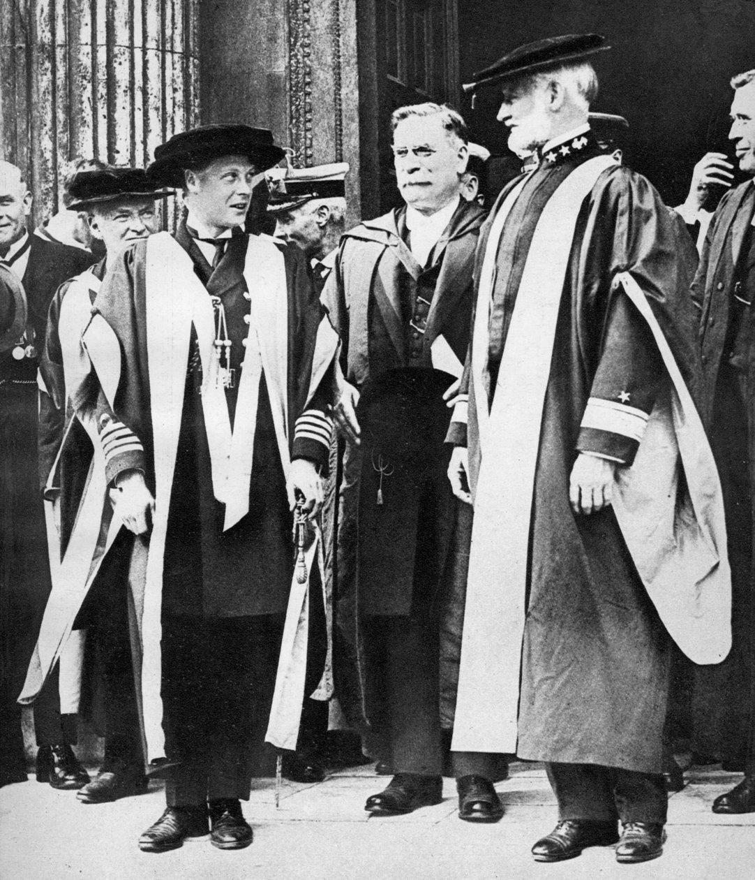 द प्रिंस ऑफ़ वेल्स और एडमिरल विलियम सिम्स, कैम्ब्रिज, 1921 द्वारा अज्ञात