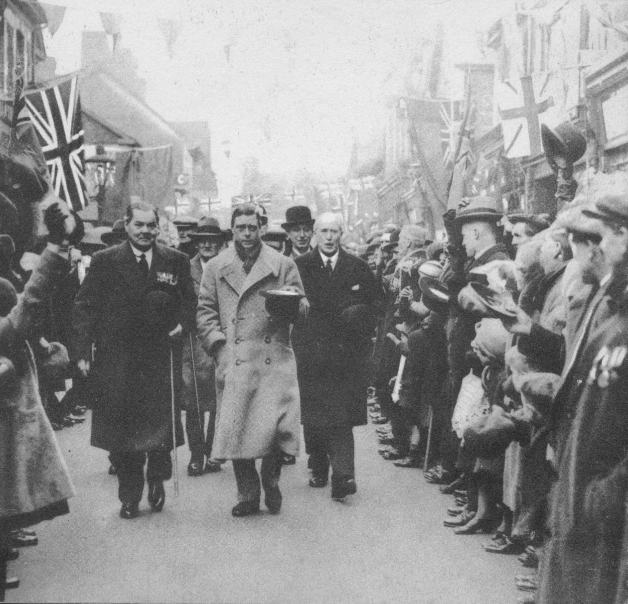 वेल्स, 1932 1936 की यात्रा के दौरान, प्रिंस ऑफ वेल्स ने पोर्थ, ग्लैमरगन के लोगों का अभिवादन किया द्वारा अज्ञात