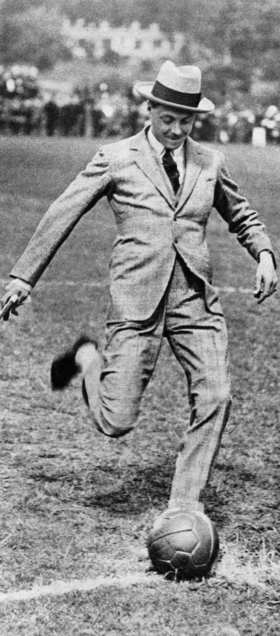 वेल्स के राजकुमार ने स्पर्स बनाम फुलहम फुटबॉल मैच, 1921 को लात मारी द्वारा अज्ञात