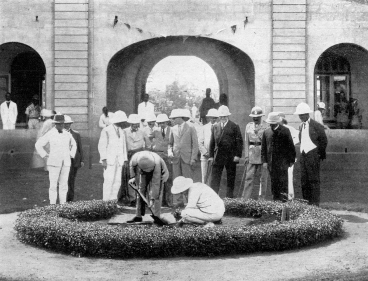 1926, घाना के कुमासी चर्च कॉलेज में प्रिंस ऑफ़ वेल्स ने एक पेड़ लगाया द्वारा अज्ञात