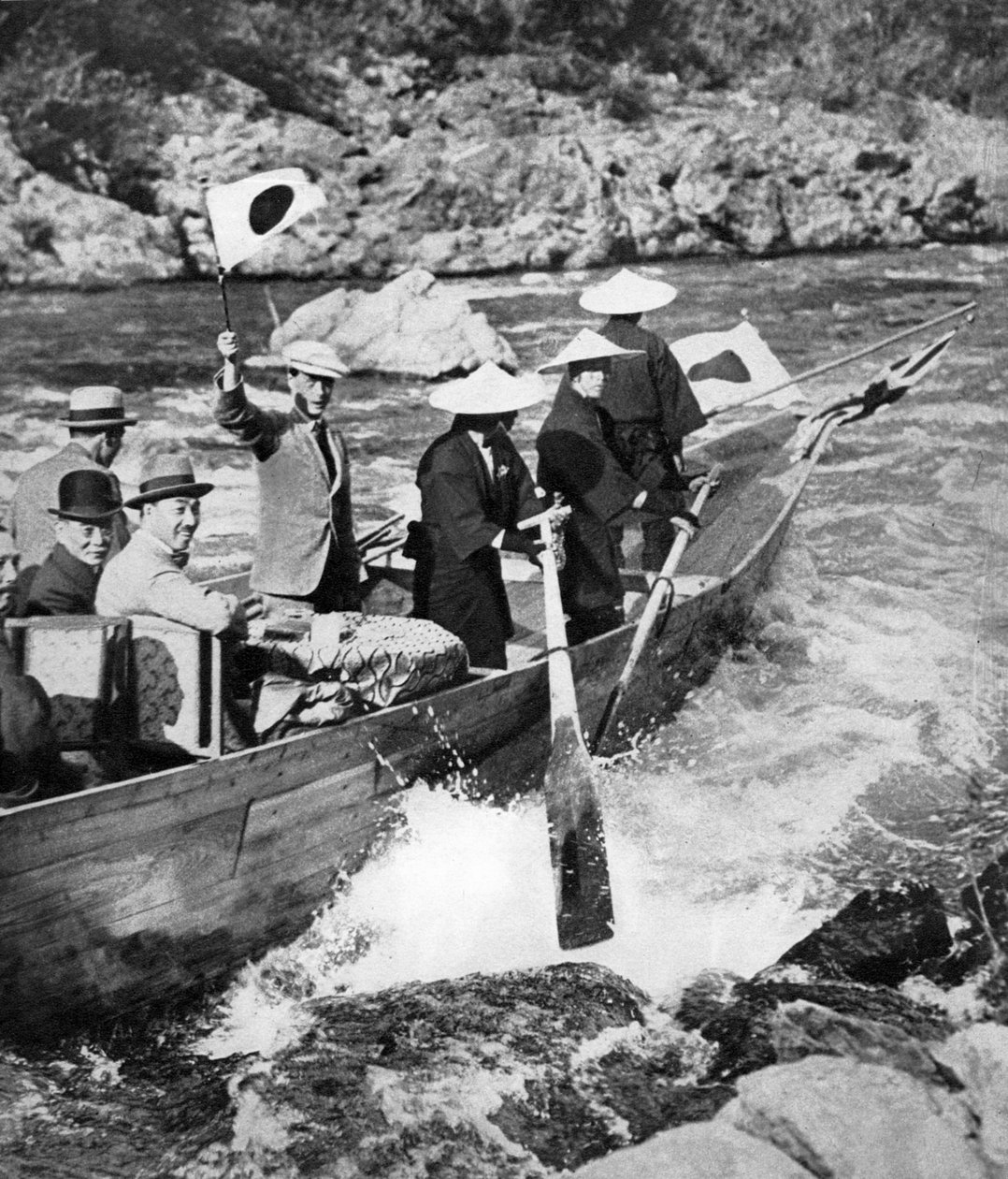 1922, जापान के क्योटो में रैपिड्स की शूटिंग करते प्रिंस ऑफ वेल्स द्वारा अज्ञात