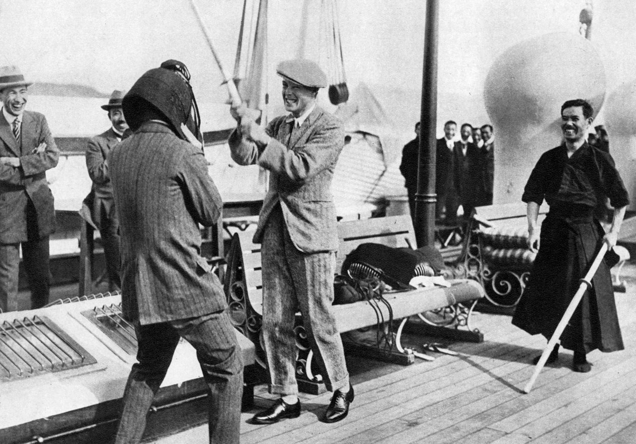 वेल्स के राजकुमार ने एक जापानी तलवारबाजी हेलमेट का परीक्षण किया, जापान, 1922 द्वारा अज्ञात