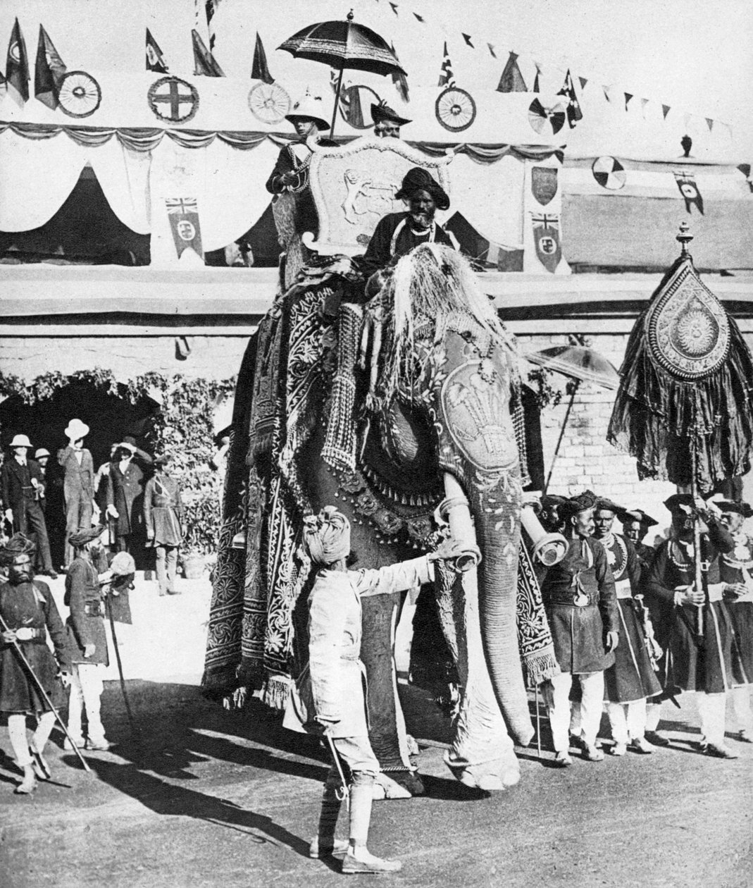वेल्स के राजकुमार अपने भारतीय दौरे के दौरान ग्वालियर के महाराजा के साथ 1921 में। द्वारा अज्ञात